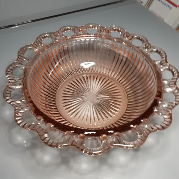 9 1/2" pink depression glass serving bowl - Picture 8 of 9